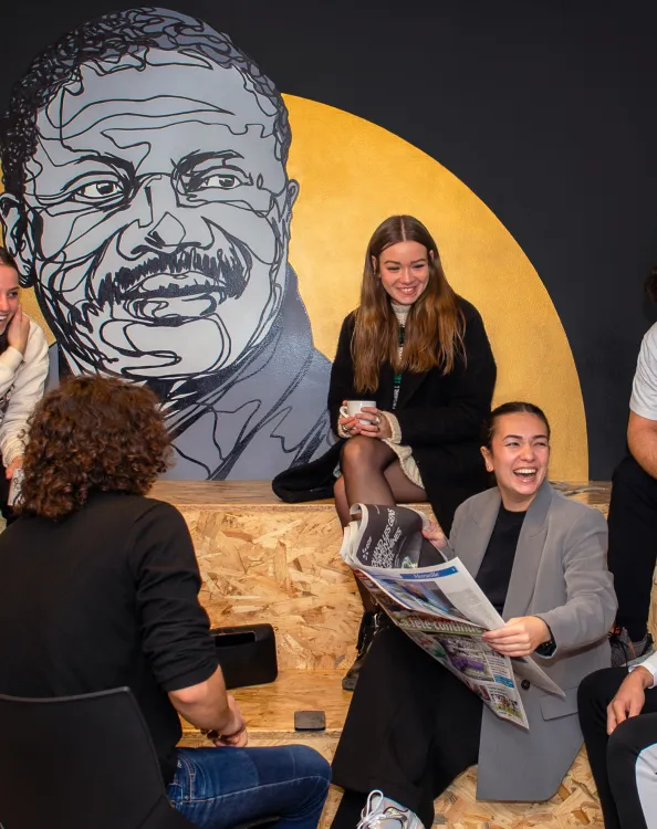 Etudiants sur le campus MediaSchool de l'ECS Marseille