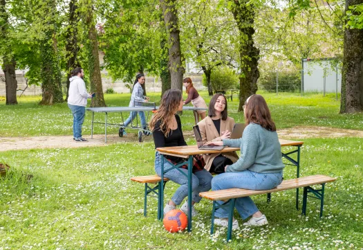 Des étudiants travaillant à l’extérieur 