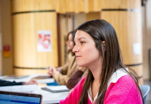 une étudiante en cours