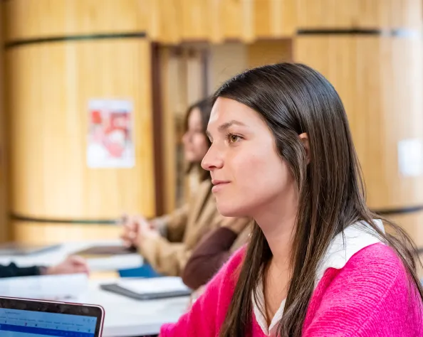 une étudiante en cours