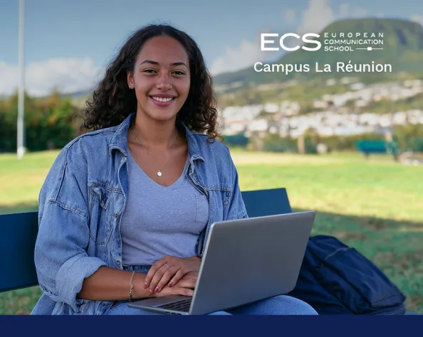 Etudiante ECS à la réunion sur un banc