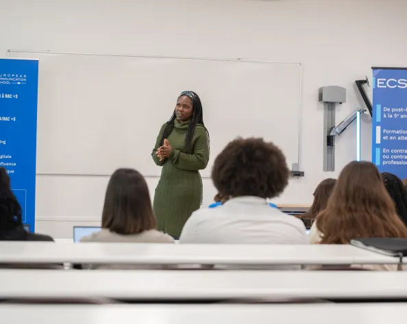 Une intervenante parlant devant des étudiants de l’ECS 