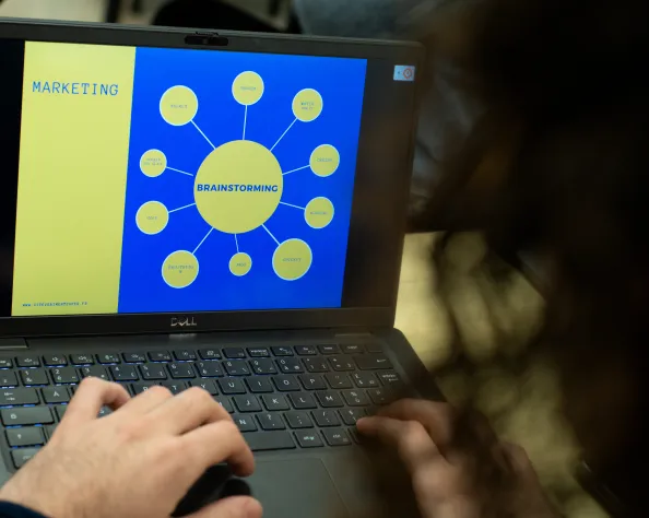 Ordinateur d’un étudiant en cours de marketing