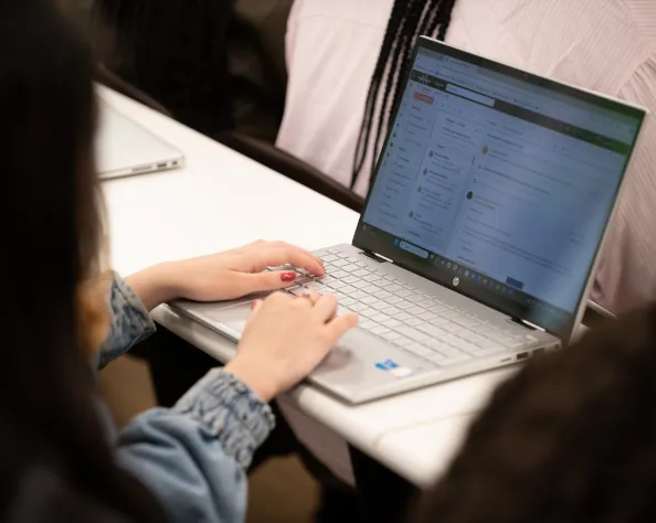 Étudiante faisant des recherches sur son ordinateur