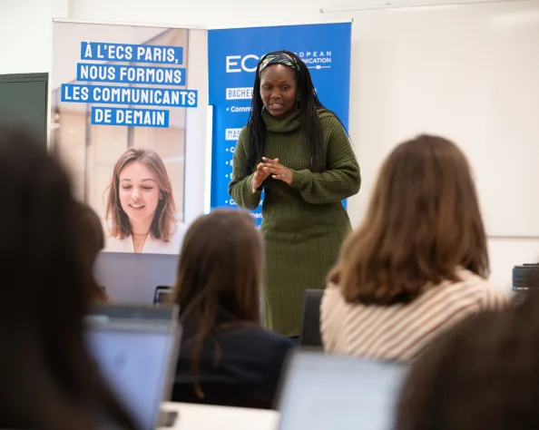 Une intervenante faisant une présentation 
